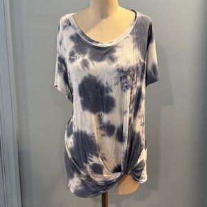 Nine Britton Top. 2x. Blue & White Tie Dye Athletic Top. Tie Front.